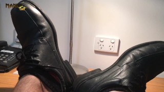 HOW DO YOU FEEL ABOUT WRINKLED SOLES - FEET ON THE DESK KIND OF DAY - MANLYFOOT 👣