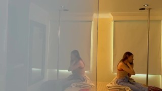 La chica de limpieza me graba mientras tengo sexo telefónico parte 1