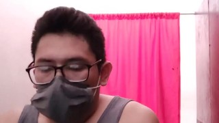 Travesti masturbándose en un Cyber