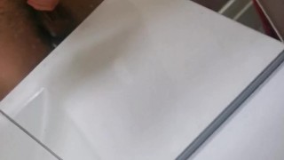 vi mostro il mio culo peloso e mi tocco un pò il cazzo