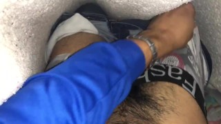 Me la jalo rico mientras todos 