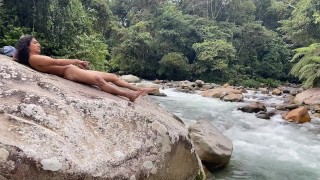 Me masturbo en lo profundo de la selva 