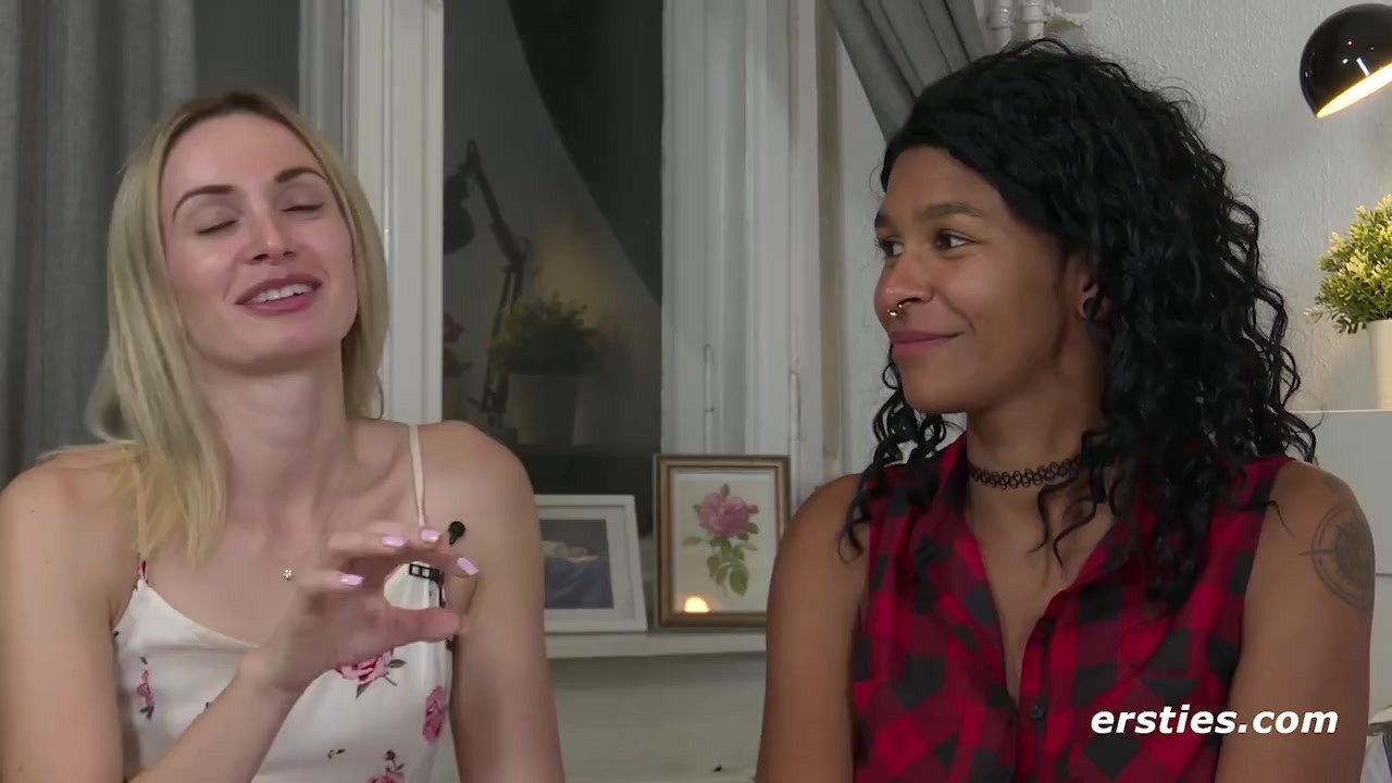 Ersties: Lesbische Amateurmädels haben Sexy-Spaß miteinander