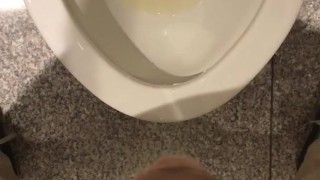 しまむらのトイレの個室で放尿しました。