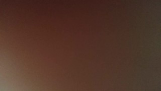 Homem batendo punheta enquanto fode uma cenoura