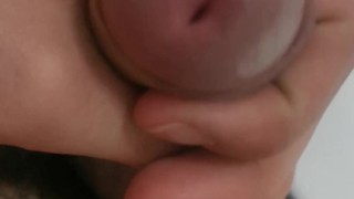 ragazzo figo fa vedere il suo cazzo moscio non circonciso