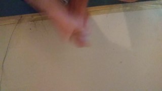 Una buena paja con juguete y una fuerte acabada antes de ir a trabajar