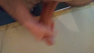 Una buena paja con juguete y una fuerte acabada antes de ir a trabajar