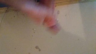 Una buena paja con juguete y una fuerte acabada antes de ir a trabajar
