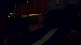 Парень дрочит на оживленной улице. Экстрим