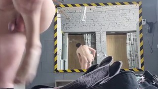 парень моется в душевой после тренировки