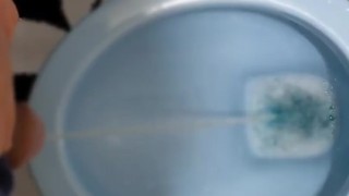 【個人撮影・おしっこ】おしっこ動画　デカチン　お漏らし　変態素人　日本人