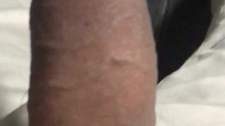 ぴくぴく動くチンコ。誰かに触ってほしい。
