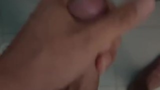 Hombre cachondo masturbándose antes de ducharse. 