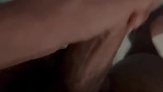 Hombre cachondo masturbándose antes de ducharse. 
