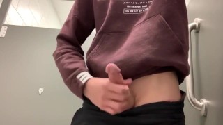 дрочу член в общественном туалете