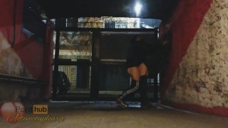 porno anal en publico mientras pasan autos y miran