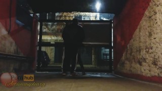 porno anal en publico mientras pasan autos y miran