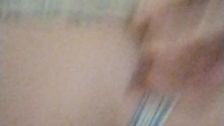 Montando dildo en el baño anal