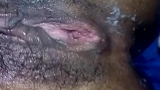 Pinaikot ng perverted bastard ang kanyang kamay sa loob ng aking puke kaya nabulalas ako ng 3 beses,