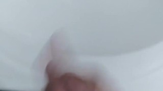 Haciendome una paja en el baño