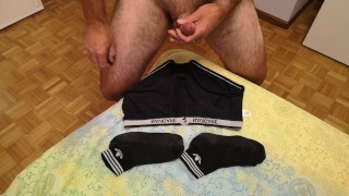 Cicci77 prepara dei nuovi feticci per i suoi fan con tanta sborra!! 