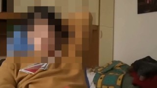 Mi sego e sborro dentro il preservativo