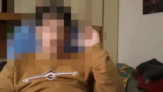 Mi sego e sborro dentro il preservativo