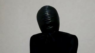 鼻穴のみラバーマスクを付けてブレスプレイ