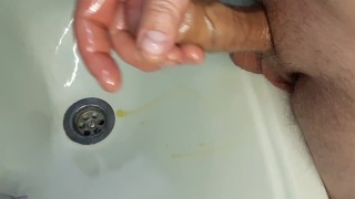 Мастурбирует пока никто не видит