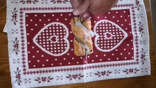 Cicci77 prepara la colazione con lo sperma e Pedro esplode eiaculando una gran quantità di sborra!!!