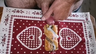 Cicci77 prepara la colazione con lo sperma e Pedro esplode eiaculando una gran quantità di sborra!!!