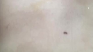 自分にオシッコをかけちゃいました