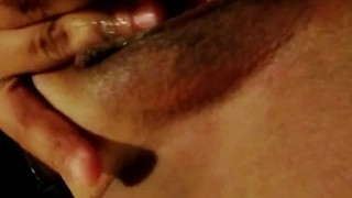 Morenita cachonda se toca