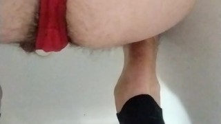 Haciendo pis con tanga 