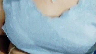 Sola en casa me masturbo hasta terminar