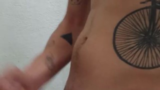 Me la jalo en el baño 