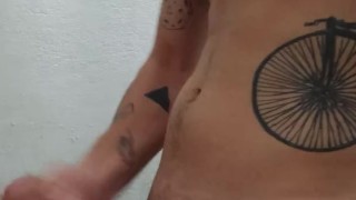 Me la jalo en el baño 