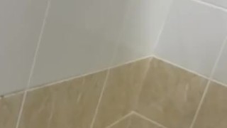 Показал задницу в туалете