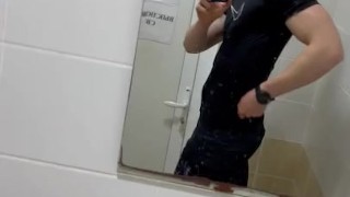 Показал задницу в туалете
