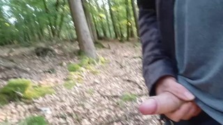 masturbation dans les bois main droite et main gauche