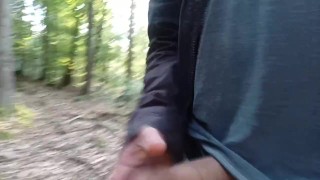masturbation dans les bois main droite et main gauche