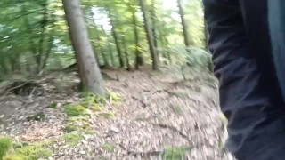 masturbation dans les bois main droite et main gauche