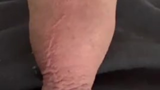 Masturbation dans sa jolie chatte pleine de mouille 
