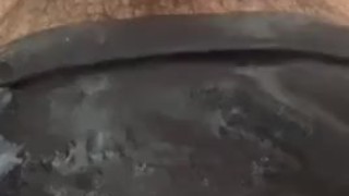 Masturbation dans sa jolie chatte pleine de mouille