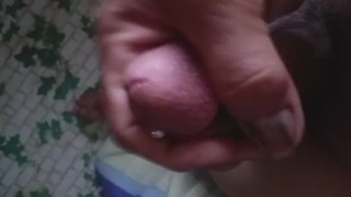 Tinamaan ng libog, nagjakol hanggang labasan.