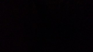 branlette dans la rue de nuit, totalement nue, un peu risqué.