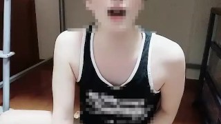 タンクトップイケメン日本人のおしっこ！カップに大量放尿！051