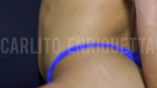 SENTANDO GOSTOSO DE CALCINHA ENFIADA NO CU