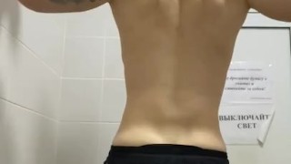 смотрю на себя в зеркало и возбуждаюсь